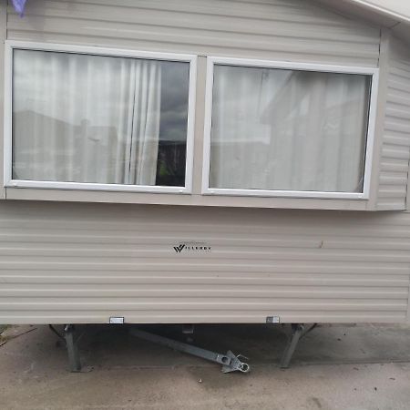 D24 Is A 2 Bedroom 6 Berth Caravan Close To The Beach On Whitehouse Leisure Park In Towyn Near Rhyl With Decking And Private Parking Space This Is A Pet Free Caravan أبرجيل المظهر الخارجي الصورة