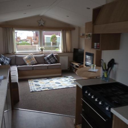 D24 Is A 2 Bedroom 6 Berth Caravan Close To The Beach On Whitehouse Leisure Park In Towyn Near Rhyl With Decking And Private Parking Space This Is A Pet Free Caravan أبرجيل المظهر الخارجي الصورة