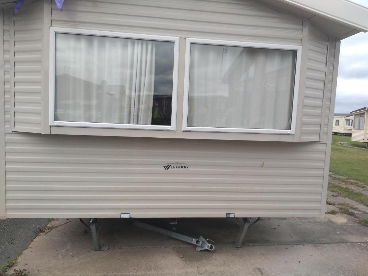 D24 Is A 2 Bedroom 6 Berth Caravan Close To The Beach On Whitehouse Leisure Park In Towyn Near Rhyl With Decking And Private Parking Space This Is A Pet Free Caravan أبرجيل المظهر الخارجي الصورة