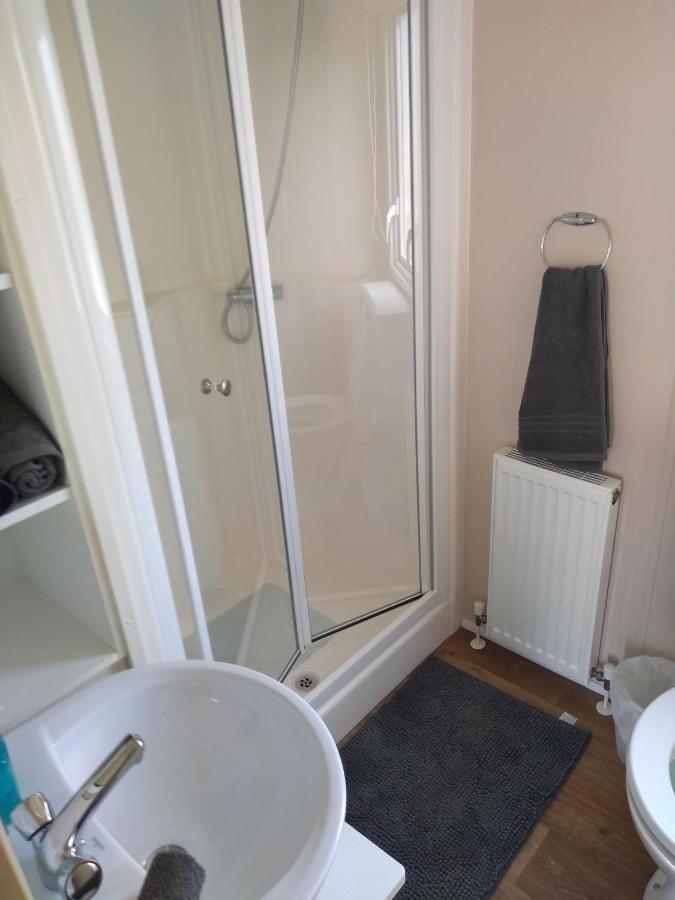 D24 Is A 2 Bedroom 6 Berth Caravan Close To The Beach On Whitehouse Leisure Park In Towyn Near Rhyl With Decking And Private Parking Space This Is A Pet Free Caravan أبرجيل المظهر الخارجي الصورة
