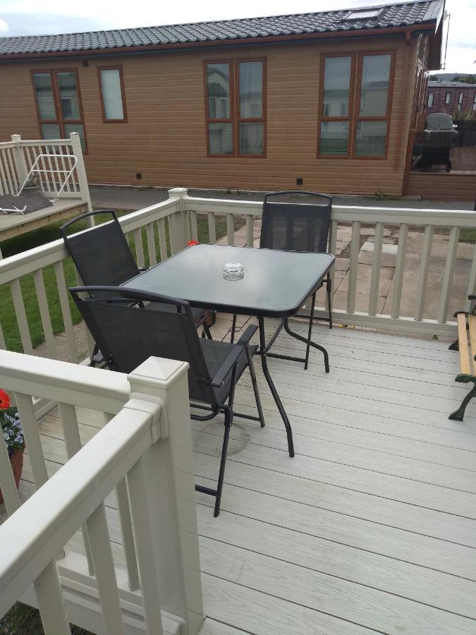 D24 Is A 2 Bedroom 6 Berth Caravan Close To The Beach On Whitehouse Leisure Park In Towyn Near Rhyl With Decking And Private Parking Space This Is A Pet Free Caravan أبرجيل المظهر الخارجي الصورة