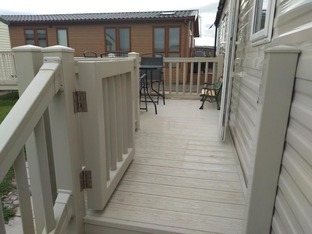 D24 Is A 2 Bedroom 6 Berth Caravan Close To The Beach On Whitehouse Leisure Park In Towyn Near Rhyl With Decking And Private Parking Space This Is A Pet Free Caravan أبرجيل المظهر الخارجي الصورة