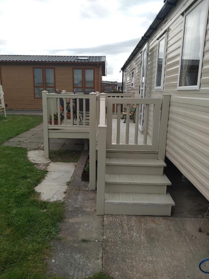 D24 Is A 2 Bedroom 6 Berth Caravan Close To The Beach On Whitehouse Leisure Park In Towyn Near Rhyl With Decking And Private Parking Space This Is A Pet Free Caravan أبرجيل المظهر الخارجي الصورة