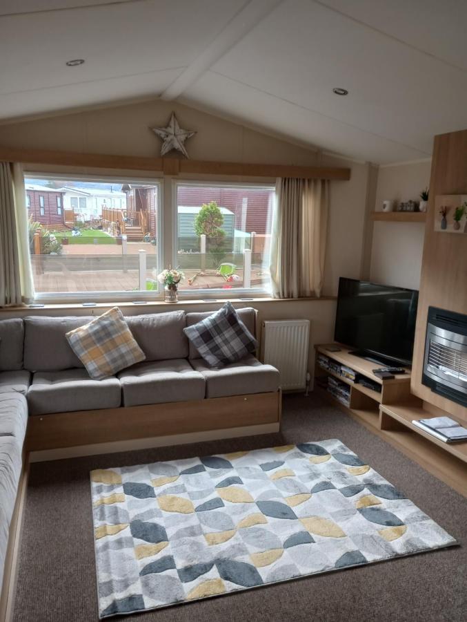 D24 Is A 2 Bedroom 6 Berth Caravan Close To The Beach On Whitehouse Leisure Park In Towyn Near Rhyl With Decking And Private Parking Space This Is A Pet Free Caravan أبرجيل المظهر الخارجي الصورة