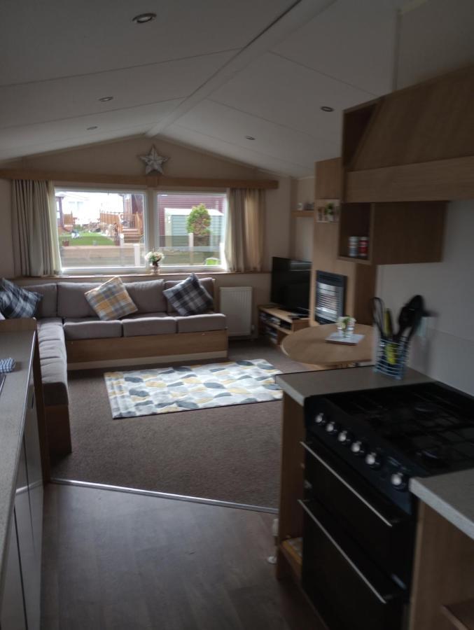 D24 Is A 2 Bedroom 6 Berth Caravan Close To The Beach On Whitehouse Leisure Park In Towyn Near Rhyl With Decking And Private Parking Space This Is A Pet Free Caravan أبرجيل المظهر الخارجي الصورة