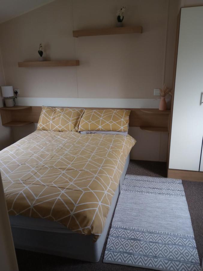 D24 Is A 2 Bedroom 6 Berth Caravan Close To The Beach On Whitehouse Leisure Park In Towyn Near Rhyl With Decking And Private Parking Space This Is A Pet Free Caravan أبرجيل المظهر الخارجي الصورة