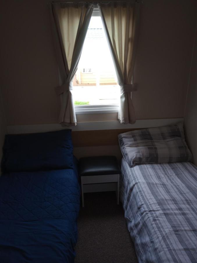 D24 Is A 2 Bedroom 6 Berth Caravan Close To The Beach On Whitehouse Leisure Park In Towyn Near Rhyl With Decking And Private Parking Space This Is A Pet Free Caravan أبرجيل المظهر الخارجي الصورة