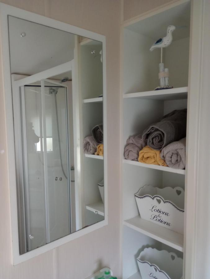 D24 Is A 2 Bedroom 6 Berth Caravan Close To The Beach On Whitehouse Leisure Park In Towyn Near Rhyl With Decking And Private Parking Space This Is A Pet Free Caravan أبرجيل المظهر الخارجي الصورة