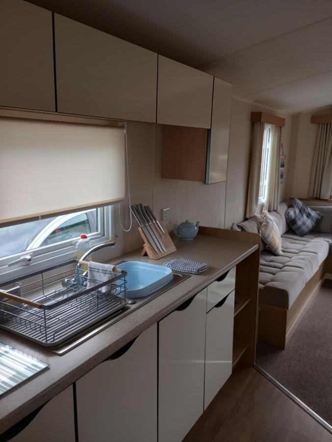D24 Is A 2 Bedroom 6 Berth Caravan Close To The Beach On Whitehouse Leisure Park In Towyn Near Rhyl With Decking And Private Parking Space This Is A Pet Free Caravan أبرجيل المظهر الخارجي الصورة