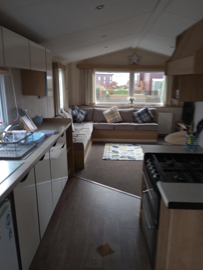 D24 Is A 2 Bedroom 6 Berth Caravan Close To The Beach On Whitehouse Leisure Park In Towyn Near Rhyl With Decking And Private Parking Space This Is A Pet Free Caravan أبرجيل المظهر الخارجي الصورة