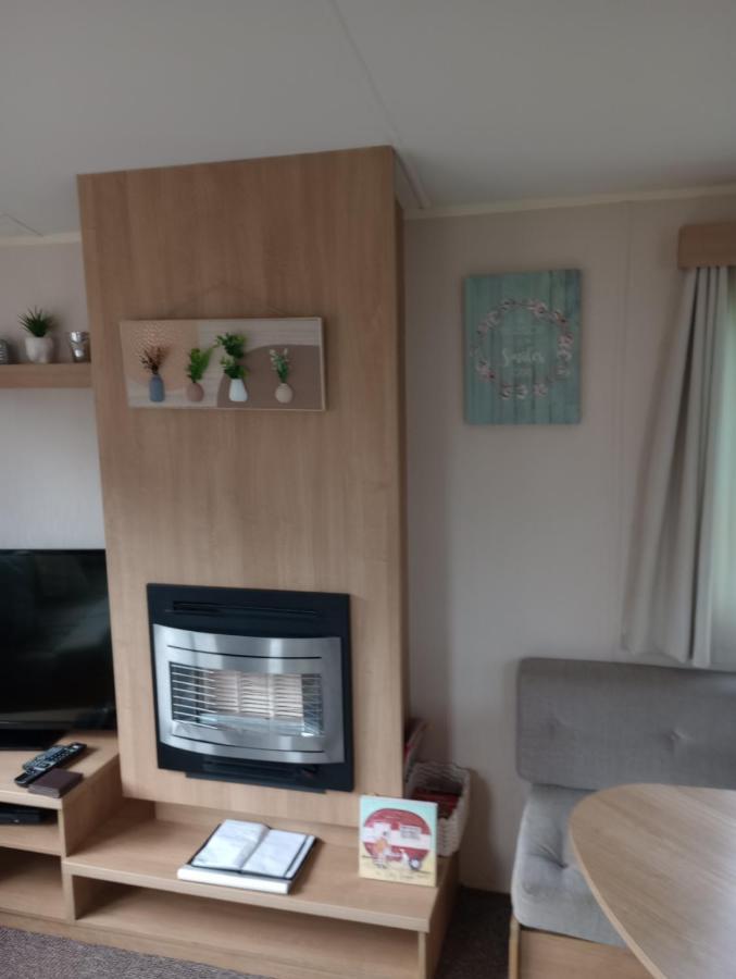 D24 Is A 2 Bedroom 6 Berth Caravan Close To The Beach On Whitehouse Leisure Park In Towyn Near Rhyl With Decking And Private Parking Space This Is A Pet Free Caravan أبرجيل المظهر الخارجي الصورة
