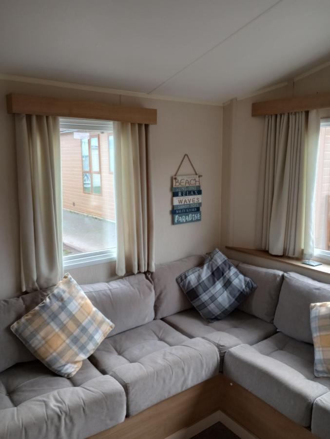 D24 Is A 2 Bedroom 6 Berth Caravan Close To The Beach On Whitehouse Leisure Park In Towyn Near Rhyl With Decking And Private Parking Space This Is A Pet Free Caravan أبرجيل المظهر الخارجي الصورة